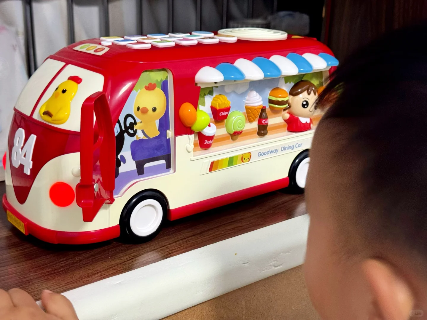 小朋友又有新的玩具啦