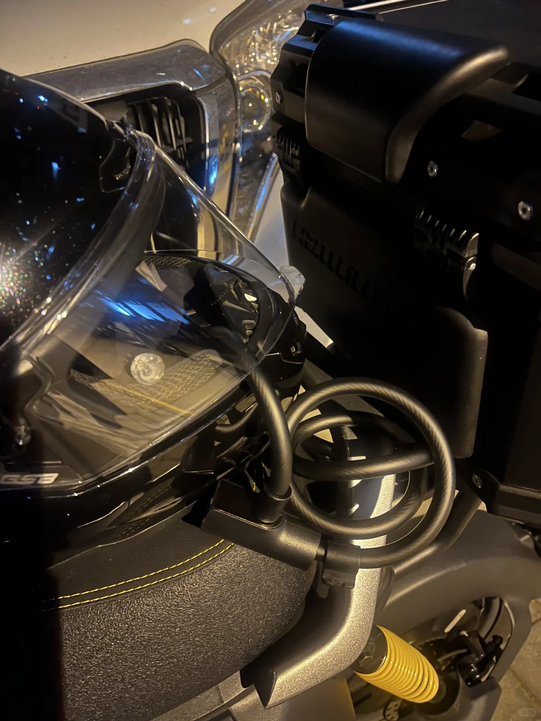 一锁两用，锁充电器和头盔