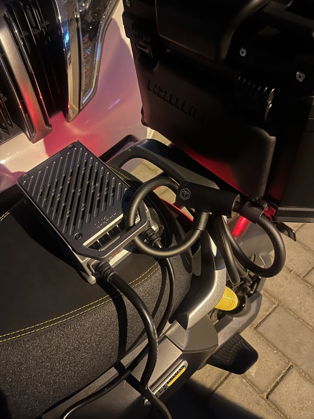 一锁两用，锁充电器和头盔