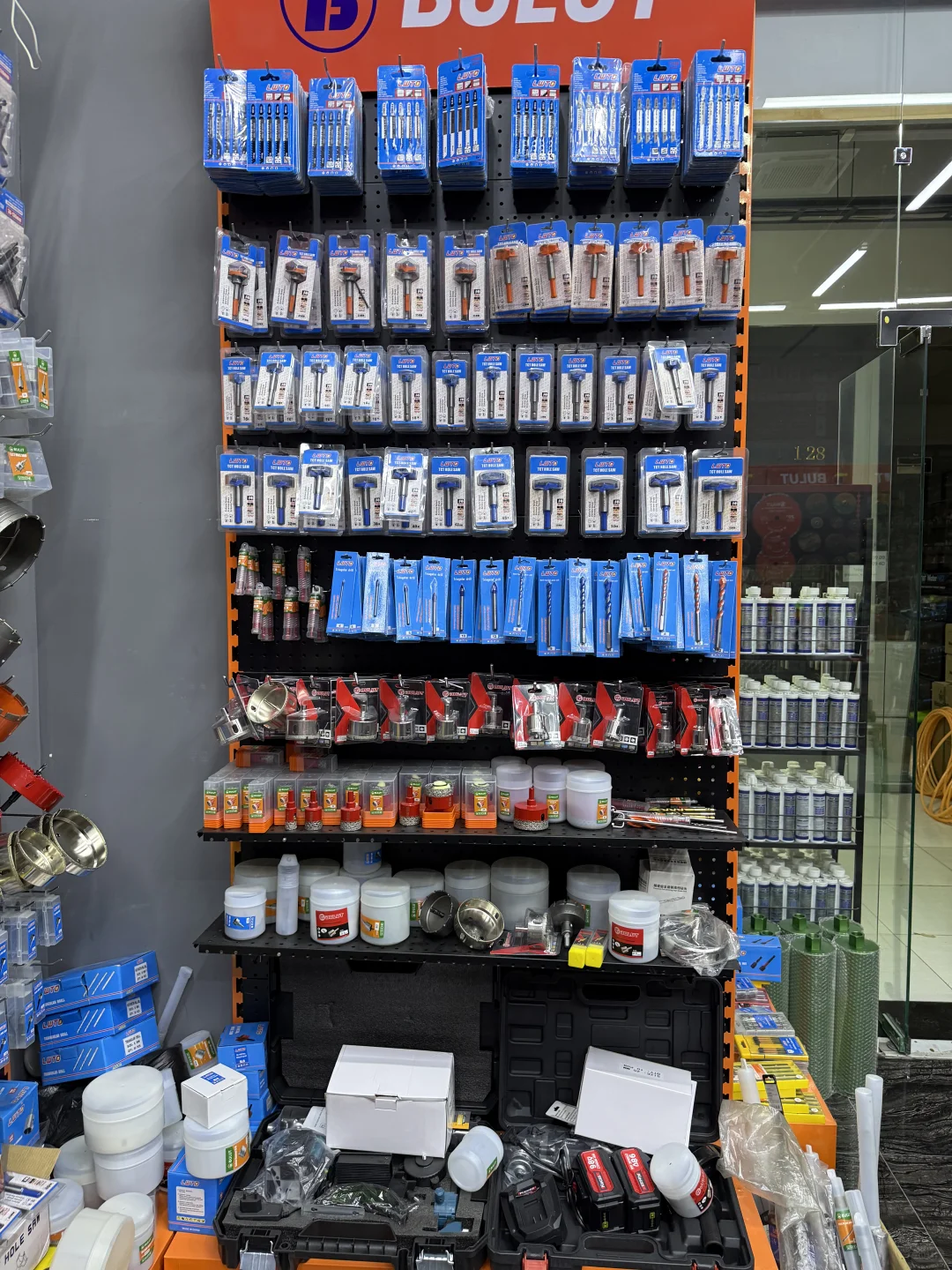 塔什干卖中国装修工具老板娘.