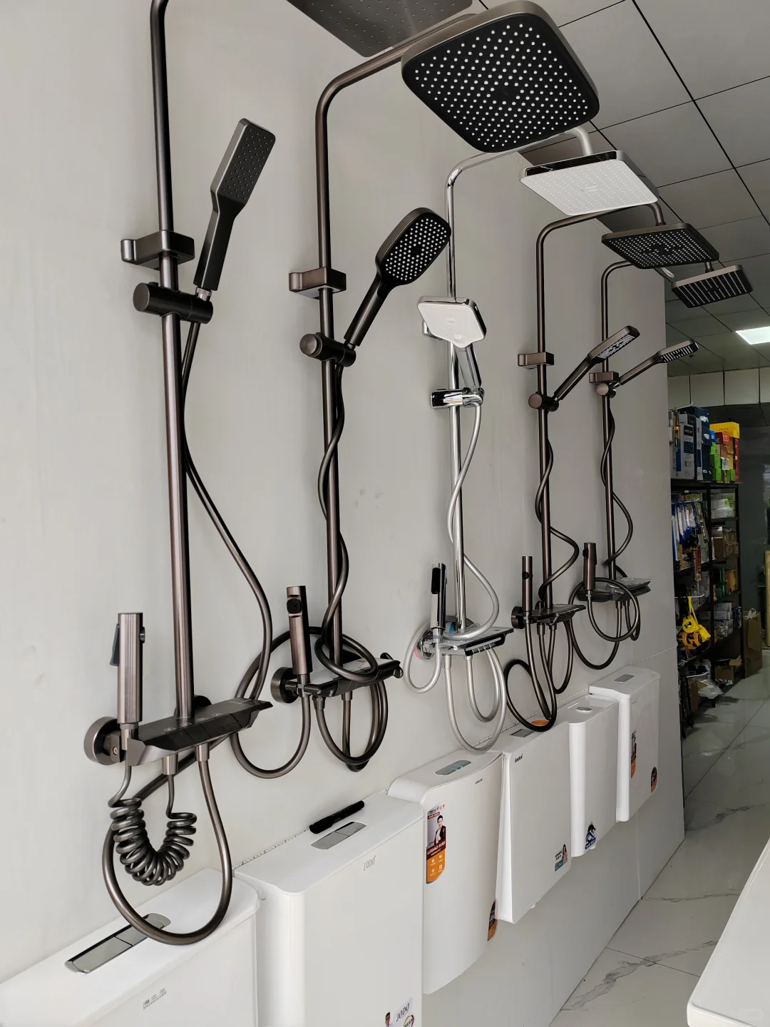 被爸妈抓回贵阳守开了18年五金店?