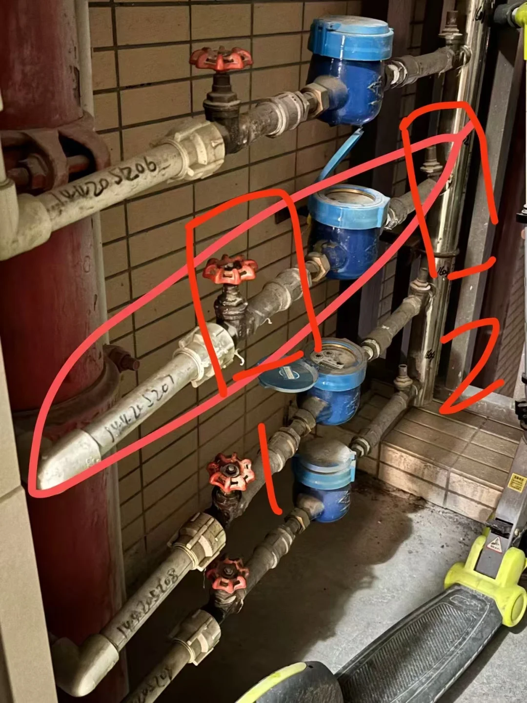 屋外的水管阀坏了，物业难道不该负责？