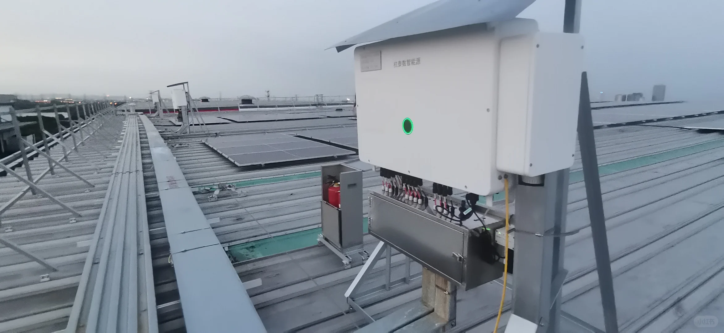 新疆沙漠中的光伏电站，真的好震撼！