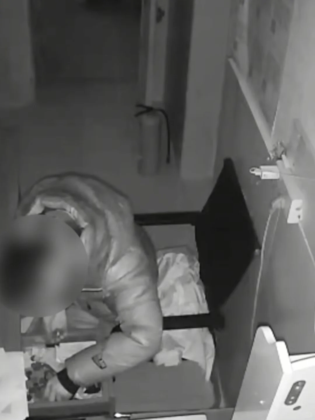 太吓人了！小偷深夜撬门偷窃