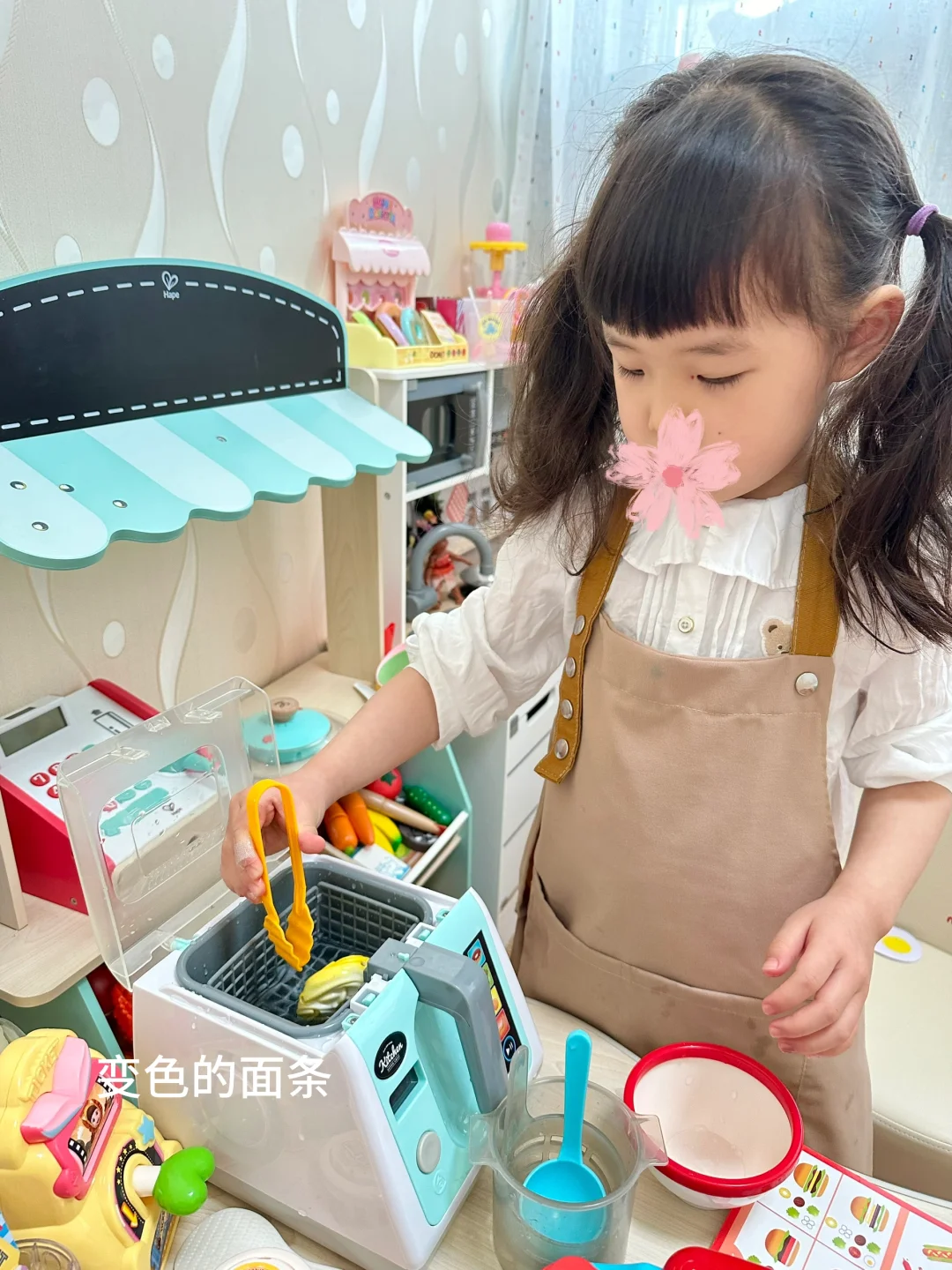 她真的好爱这些厨房玩具??