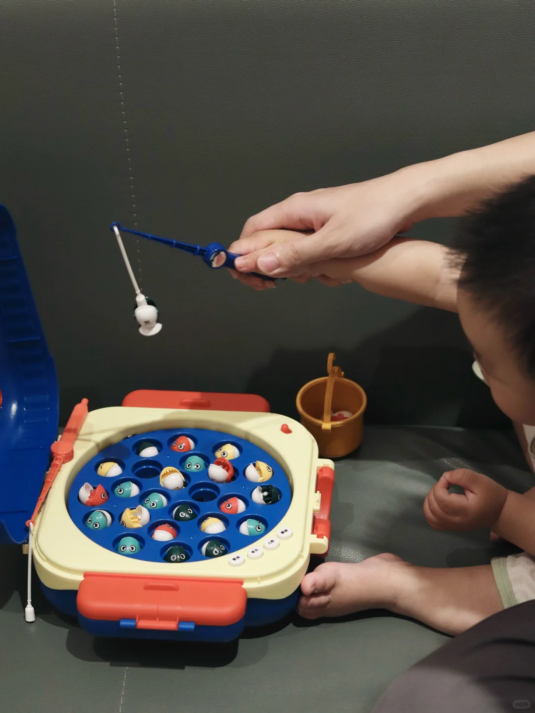 爸爸买的钓鱼玩具，承包娃一整天的咯咯笑！?