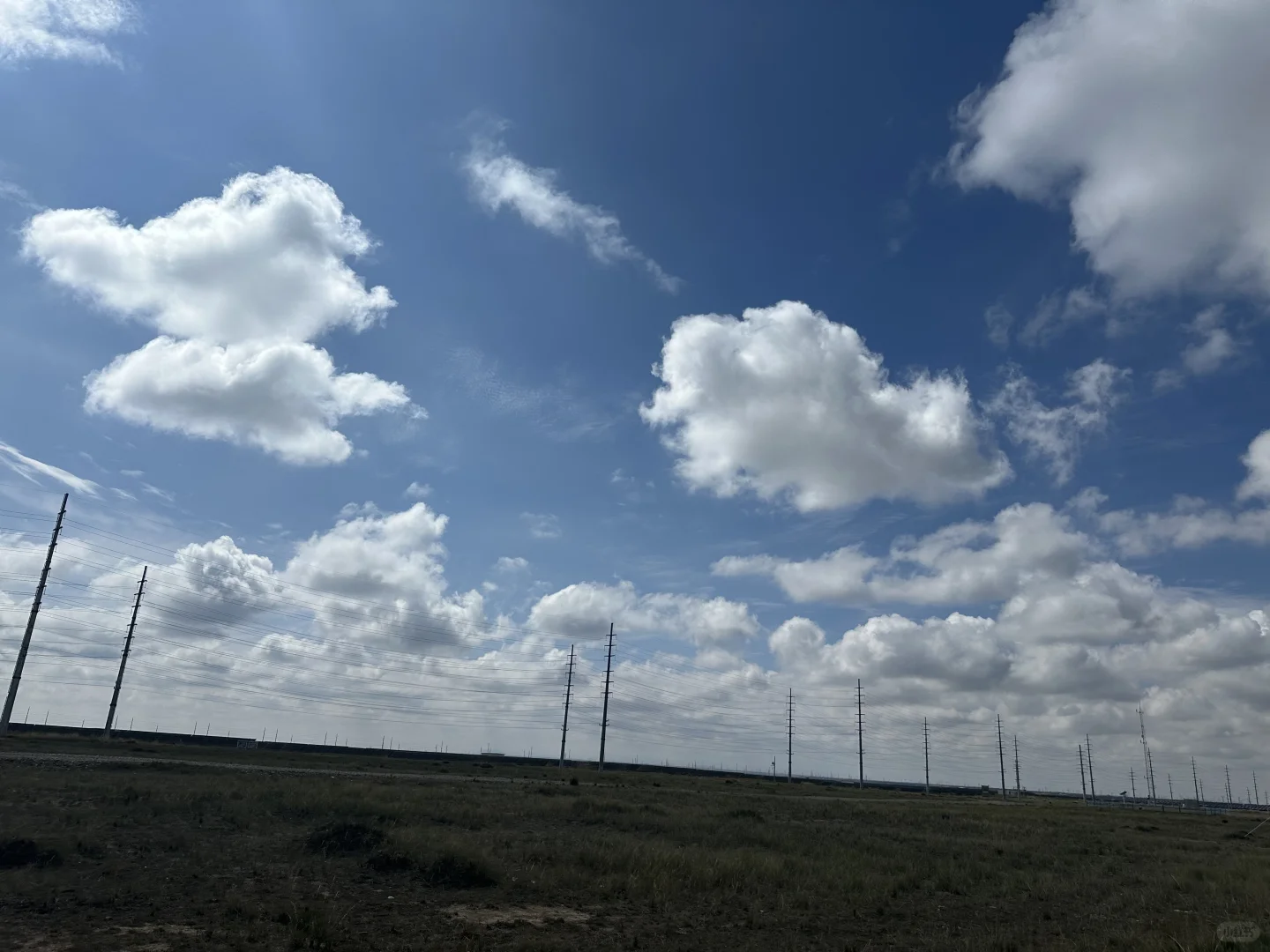 蔚蓝的天空下，光伏闪耀着光！