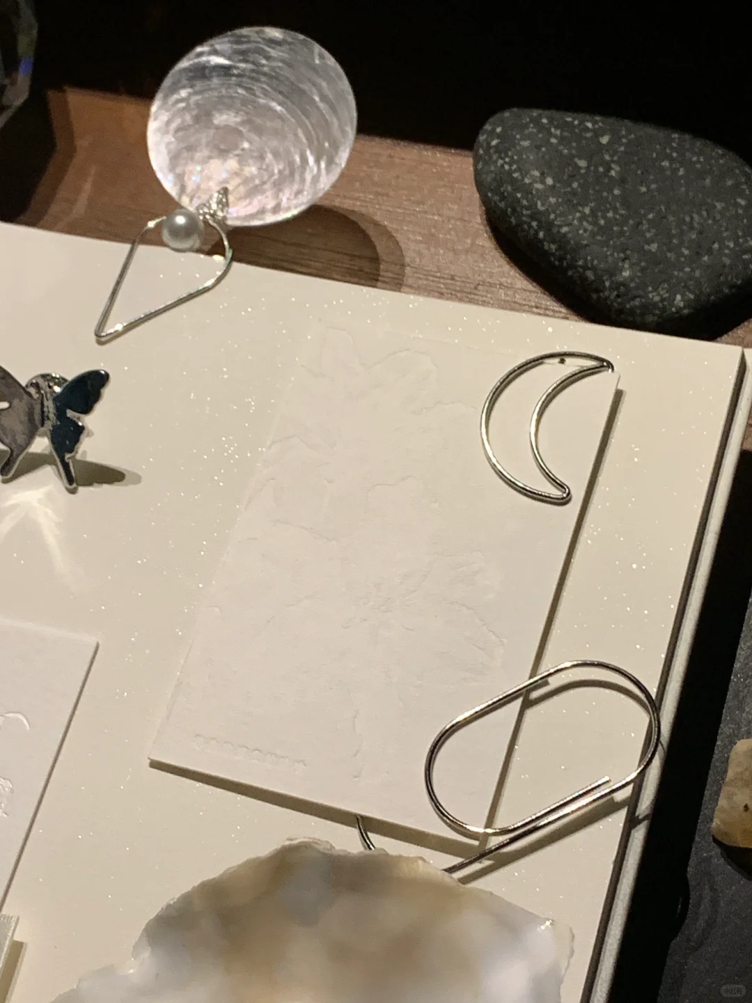 低调的凹印百合