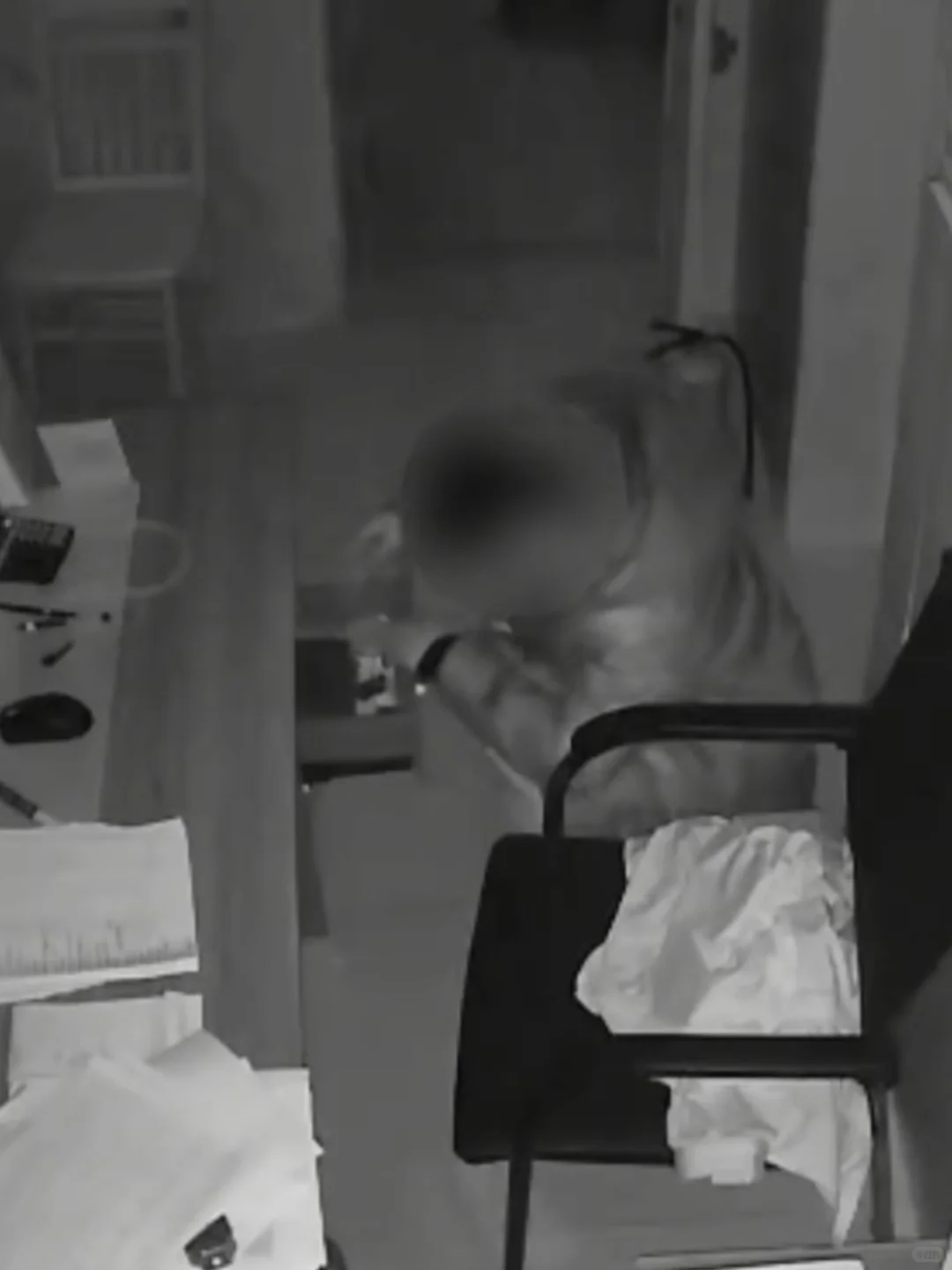 太吓人了！小偷深夜撬门偷窃