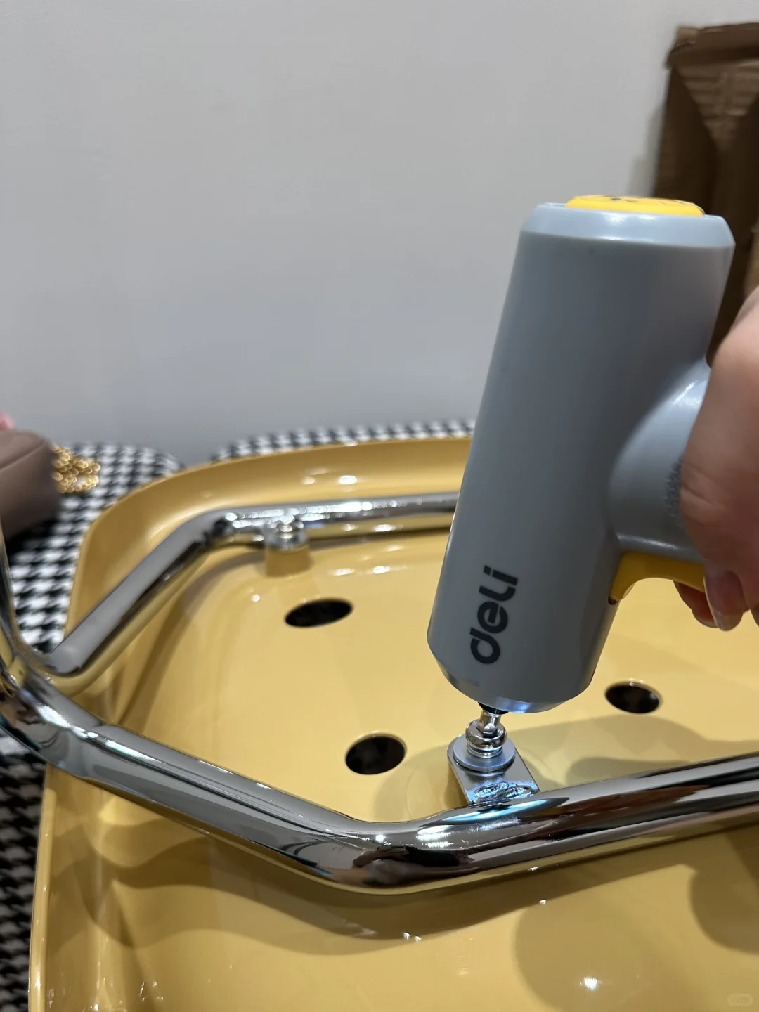 强烈建议每个独居女生都买把电动螺丝刀