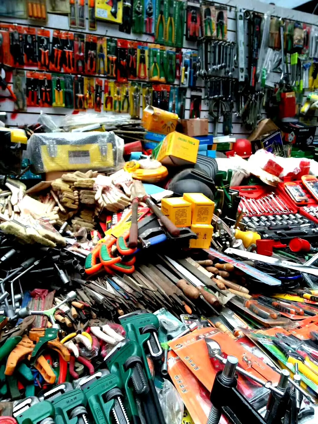 五金工具的批发与零售业务相结合