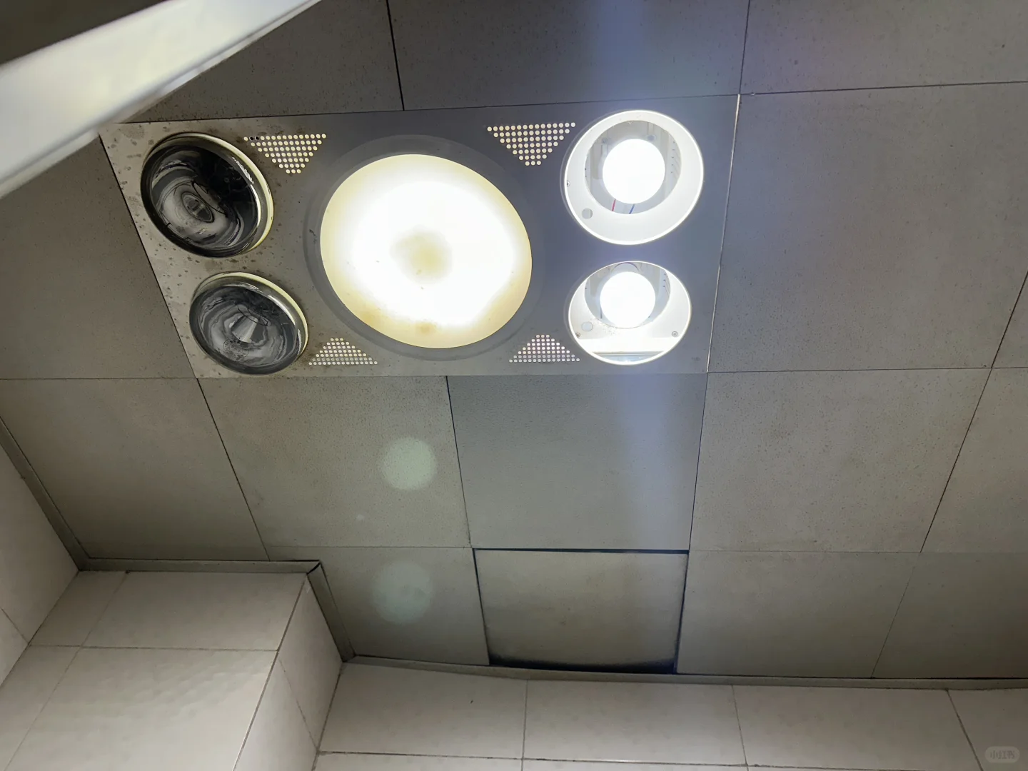 卫生间不换一体灯低成本改善照明灯光！