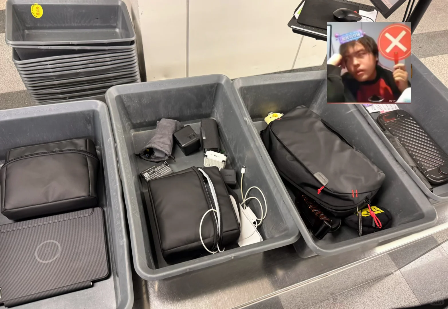 过机场安检绝望构图