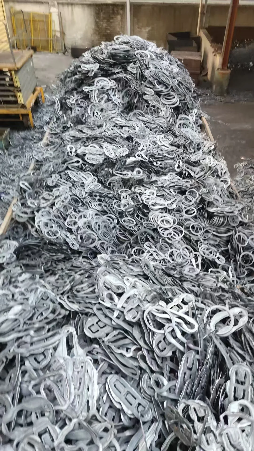 大量回收各类废钢废不锈钢圆片利用料，价高