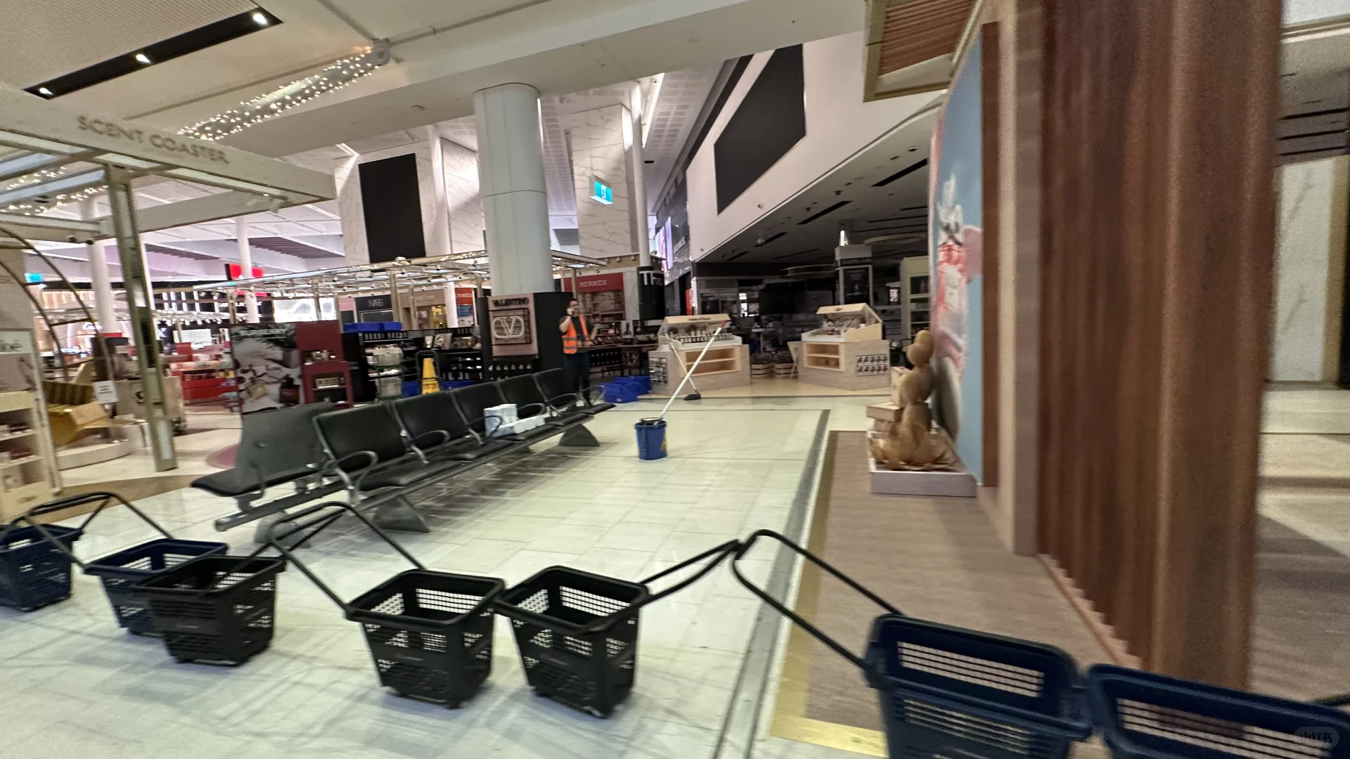 悉尼又一离谱的事！傍晚悉尼大雨，机场拥堵