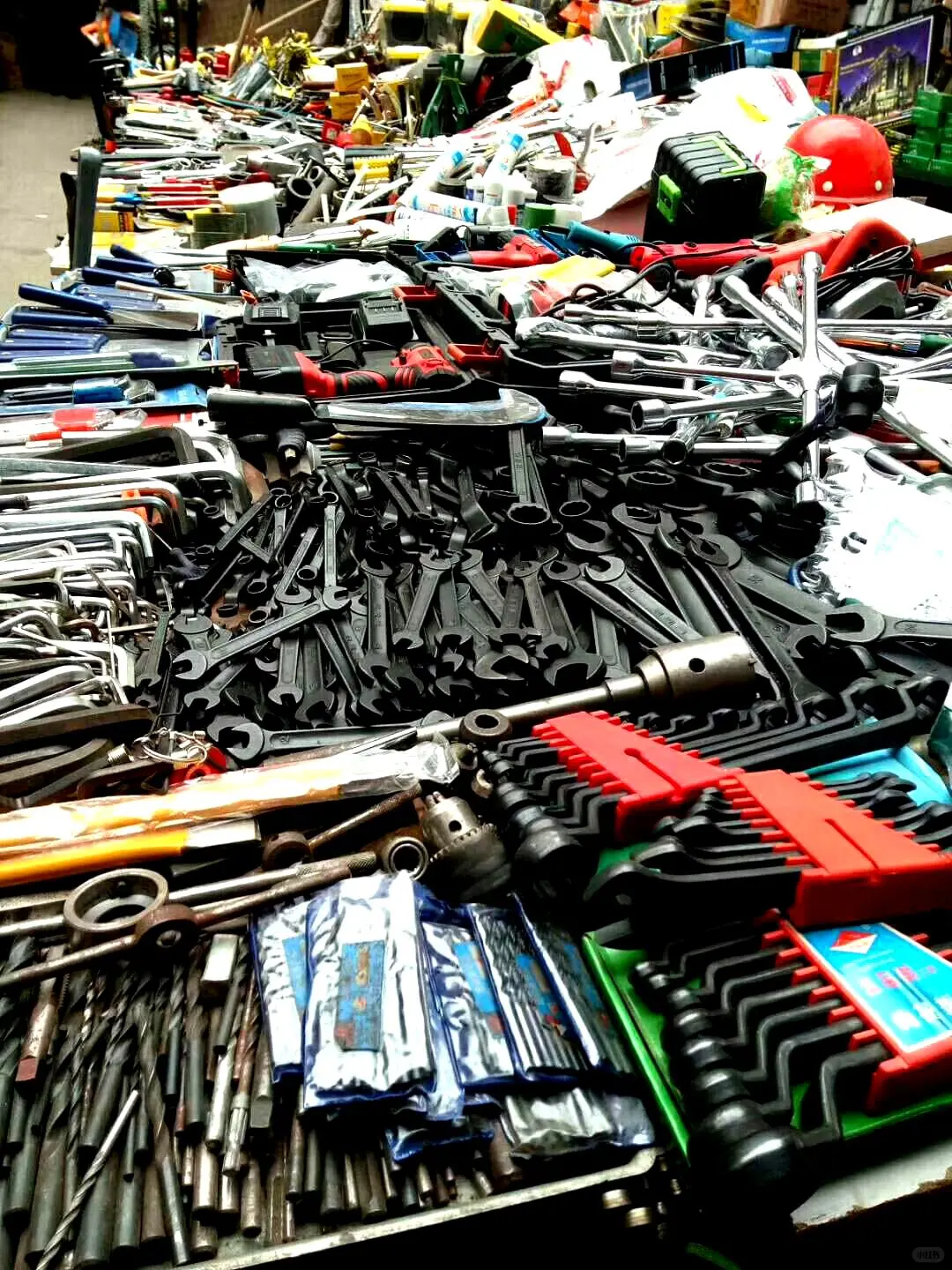 五金工具的批发与零售业务相结合