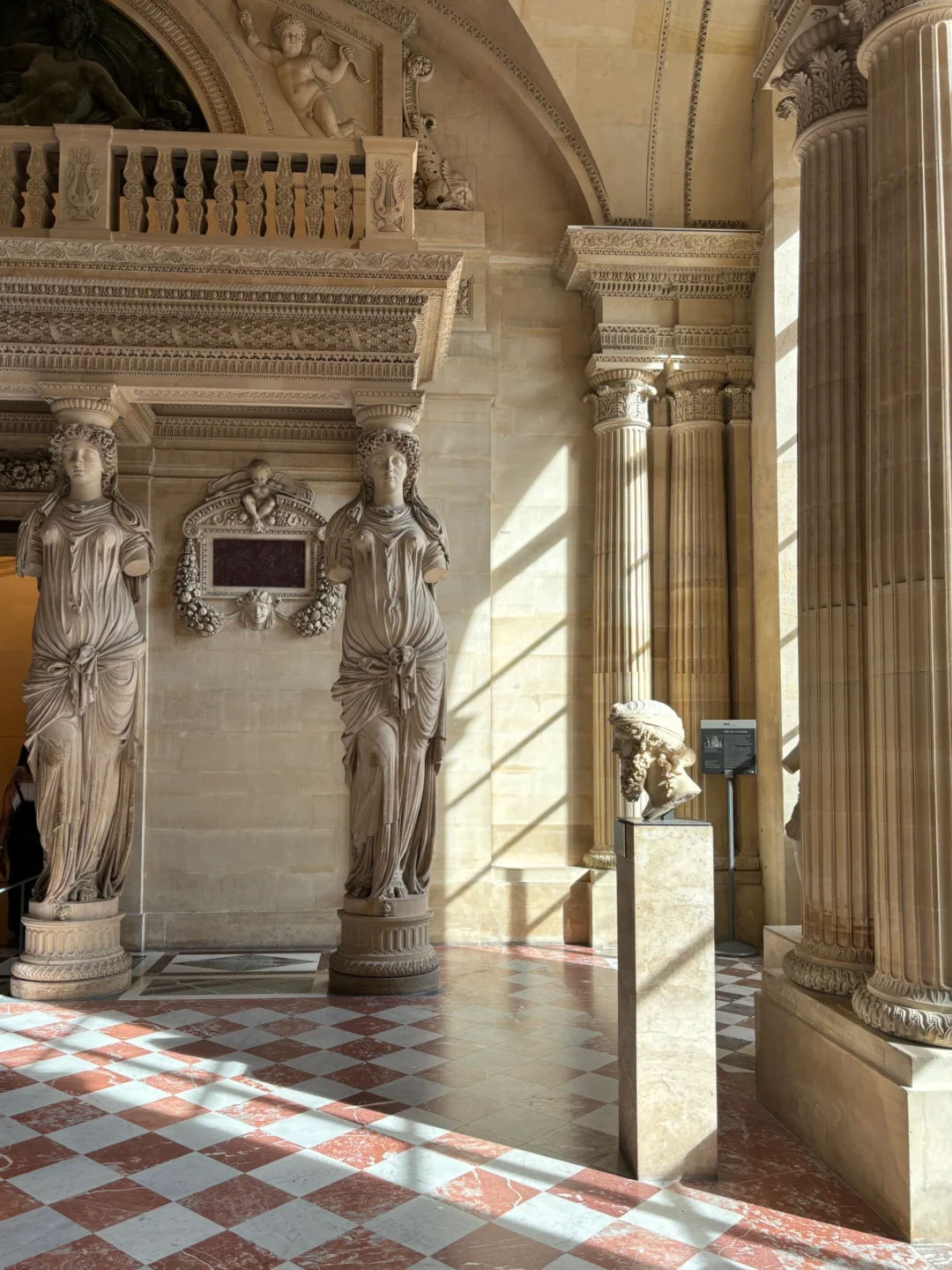 卢浮宫4分钟被盗10亿！普通人去法国怎么防盗