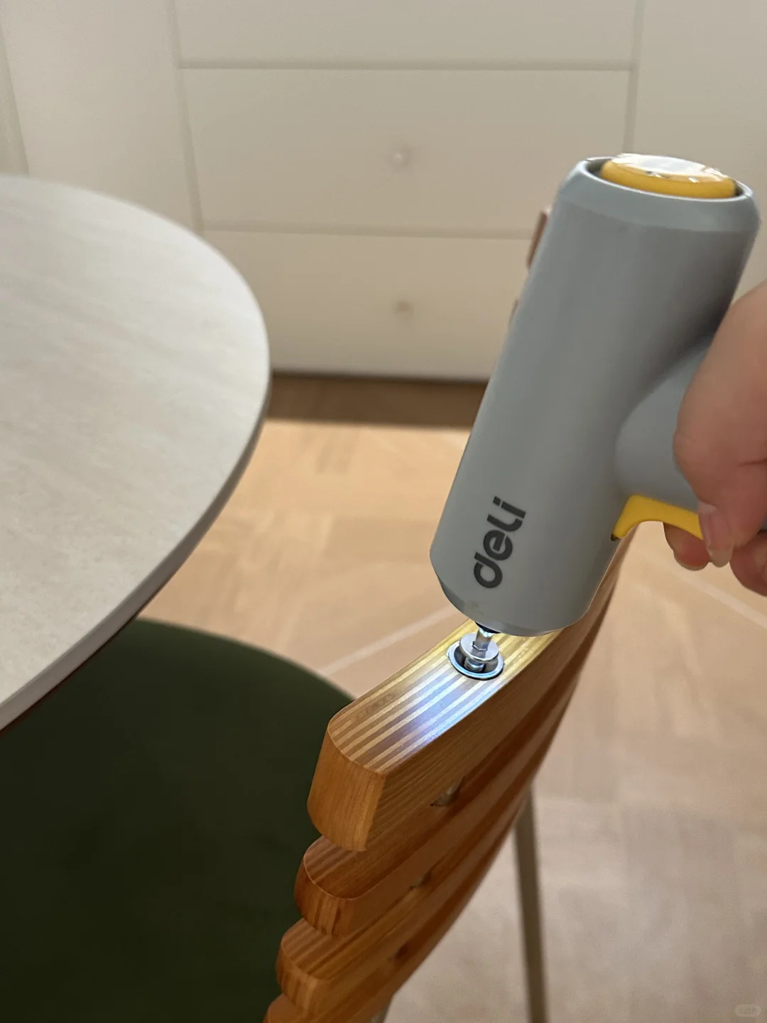 强烈建议每个独居女生都买把电动螺丝刀