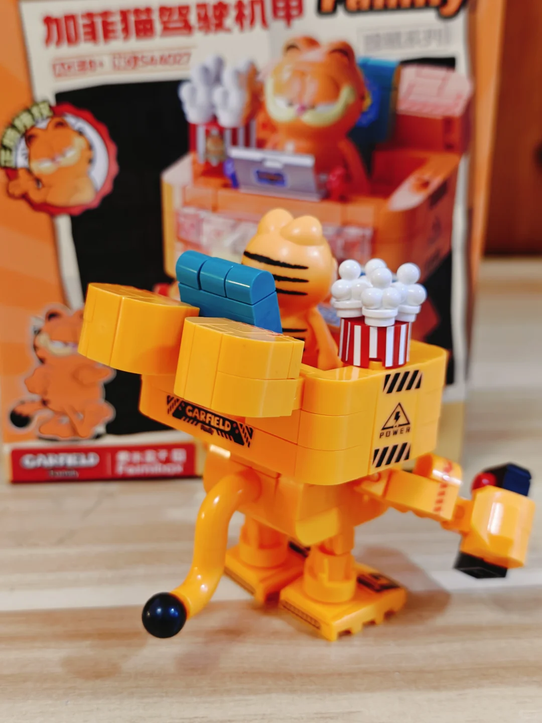 又酷又潮的加菲猫驾驶机甲