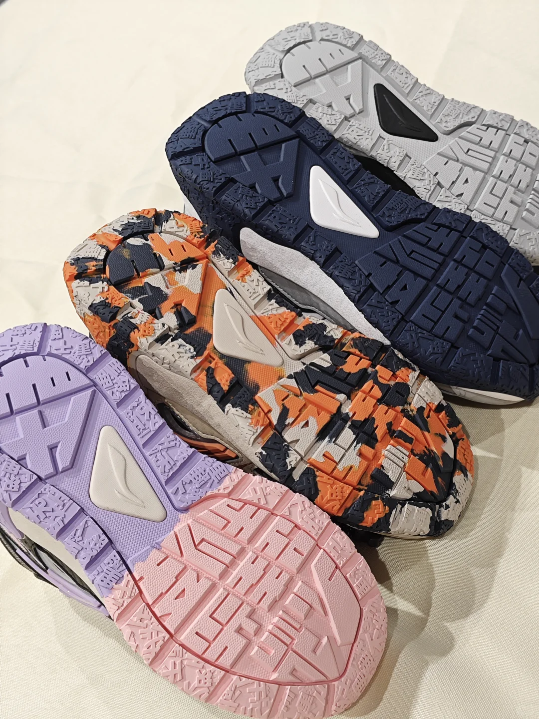 潮人“脚替”拆解:“赛博户外风”