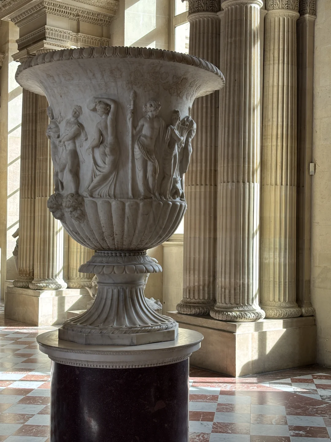 卢浮宫4分钟被盗10亿！普通人去法国怎么防盗