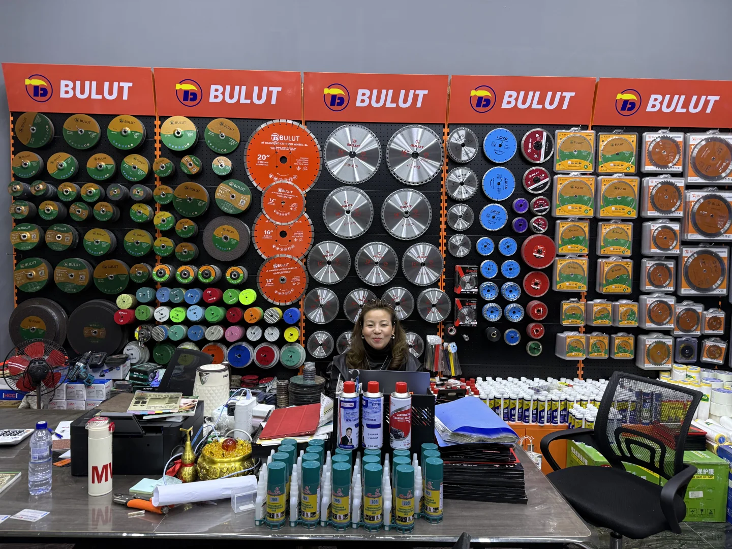 塔什干卖中国装修工具老板娘.