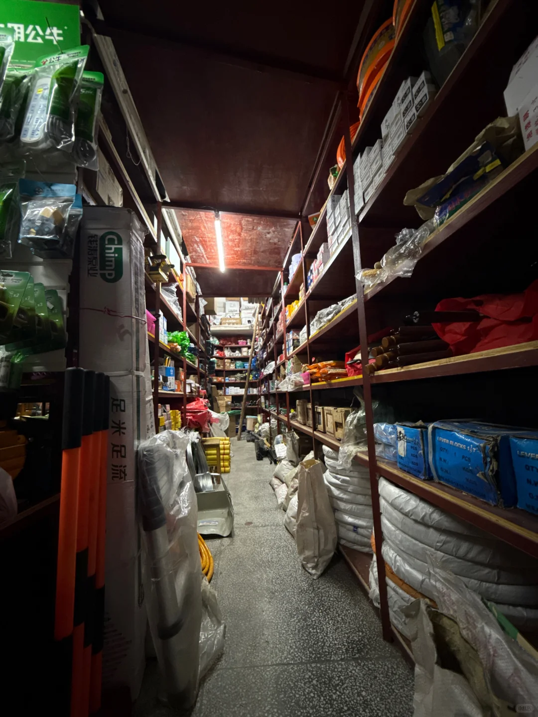 在巷子里藏了一家五金店