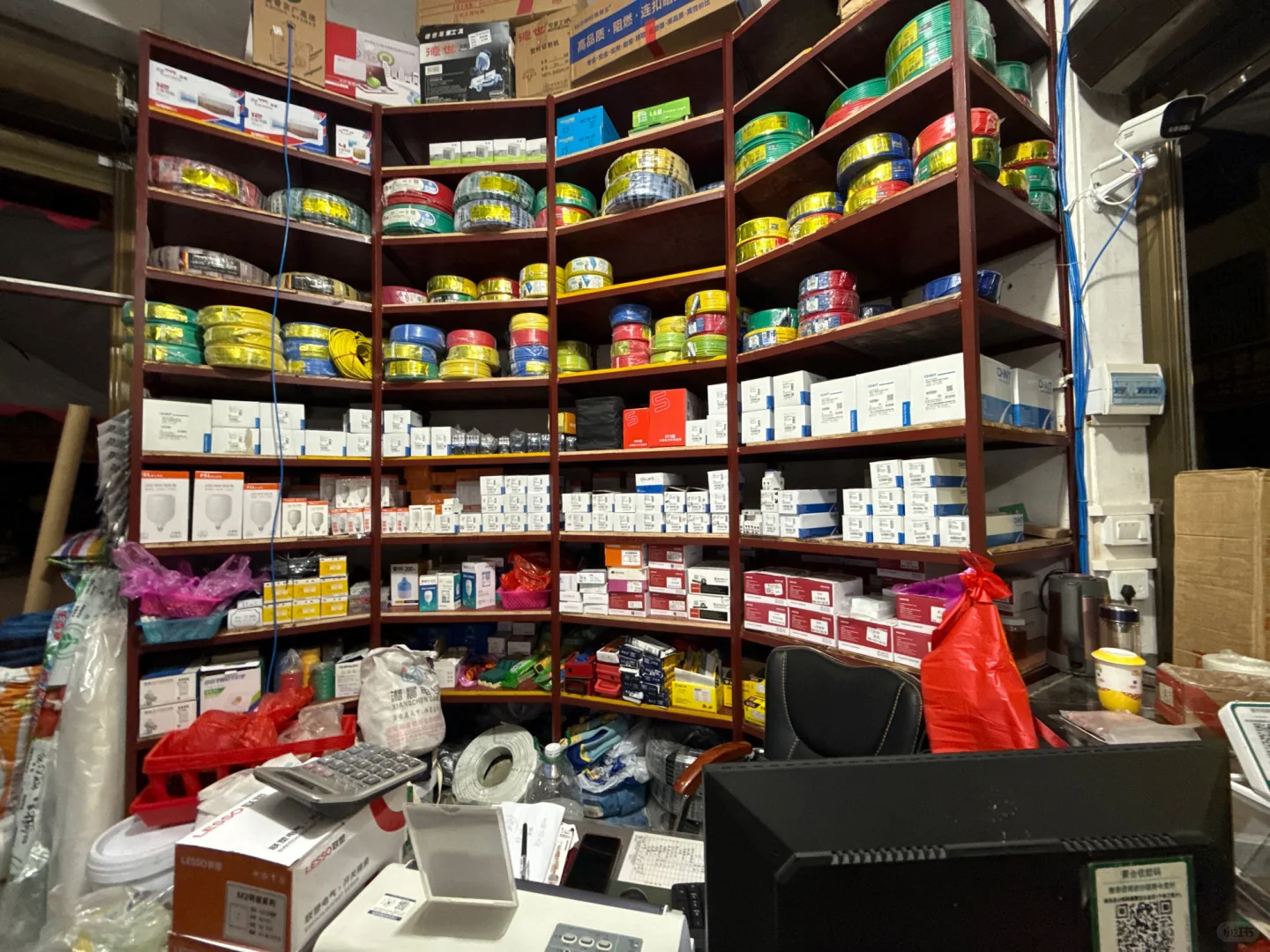 在巷子里藏了一家五金店