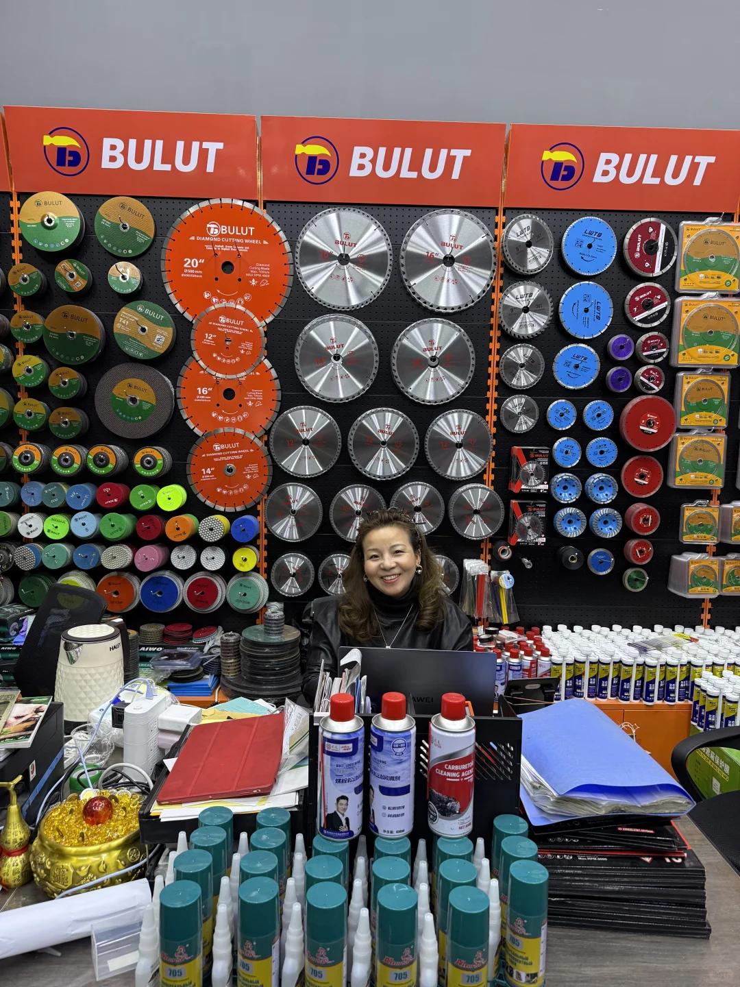 塔什干卖中国装修工具老板娘.