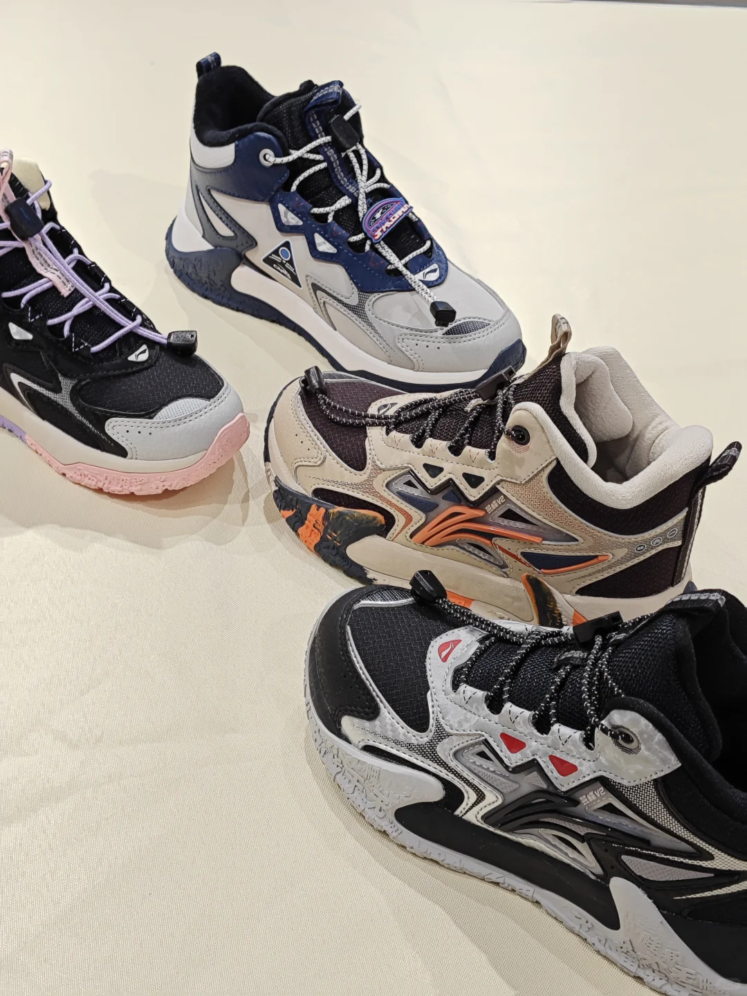 潮人“脚替”拆解:“赛博户外风”