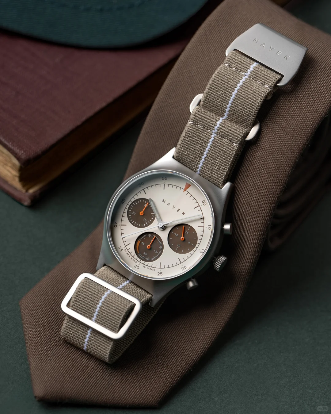 把秋意绕在腕间｜撞色太阳能手表点亮穿搭