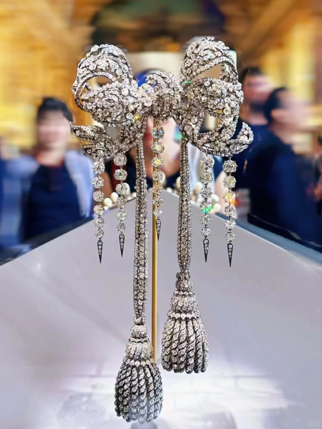 卢浮宫4分钟被盗10亿！普通人去法国怎么防盗