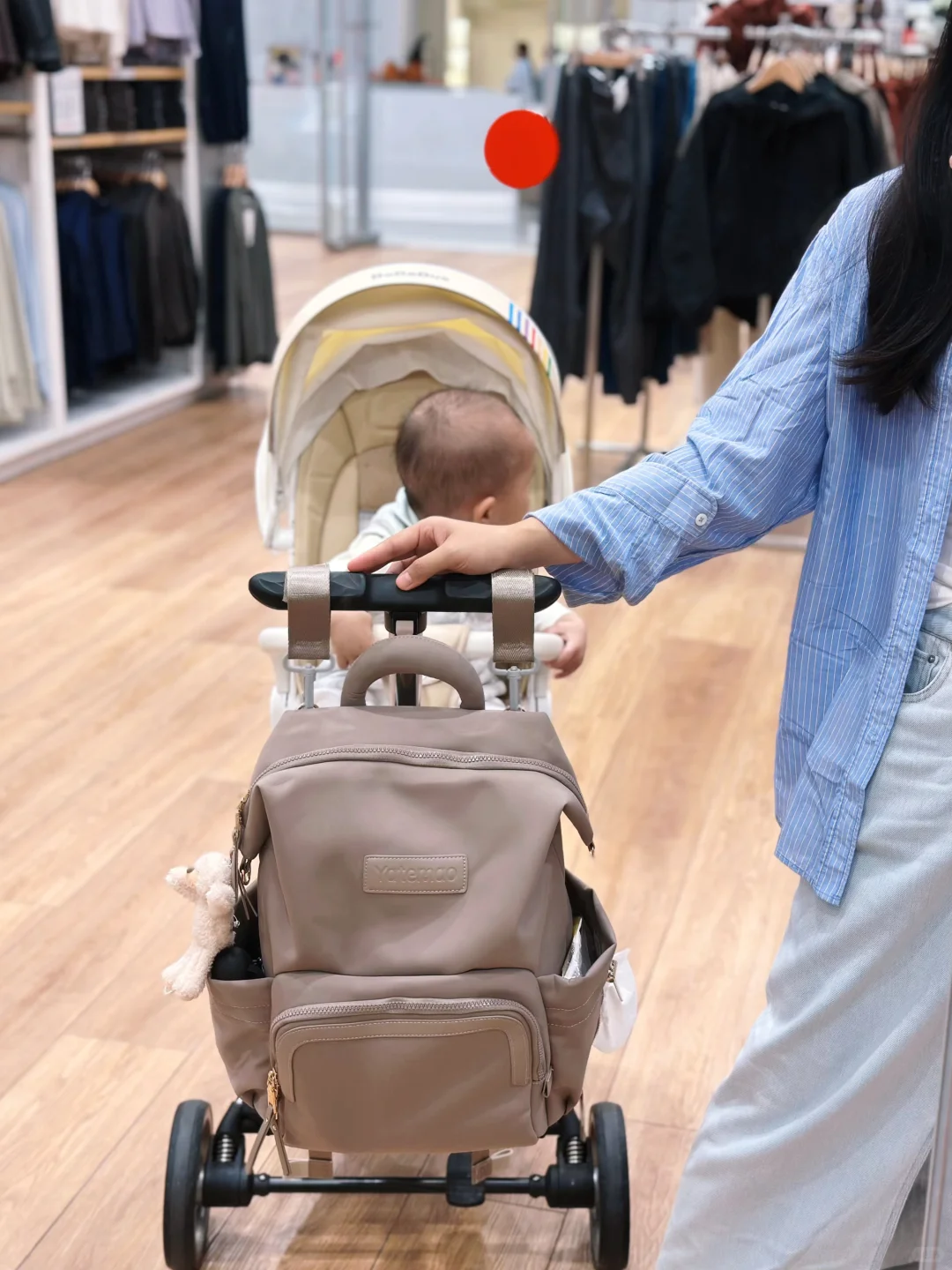 带娃逛街遇“屎”上危机？还好我有这只救命妈