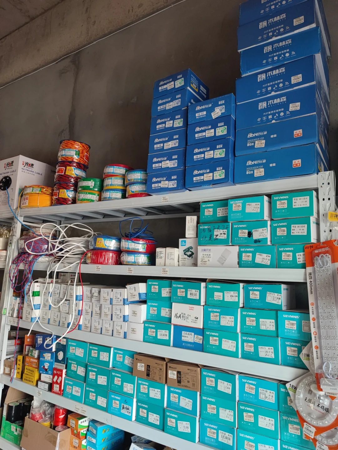 有空就整理货架，自己动手做个螺丝刀展架