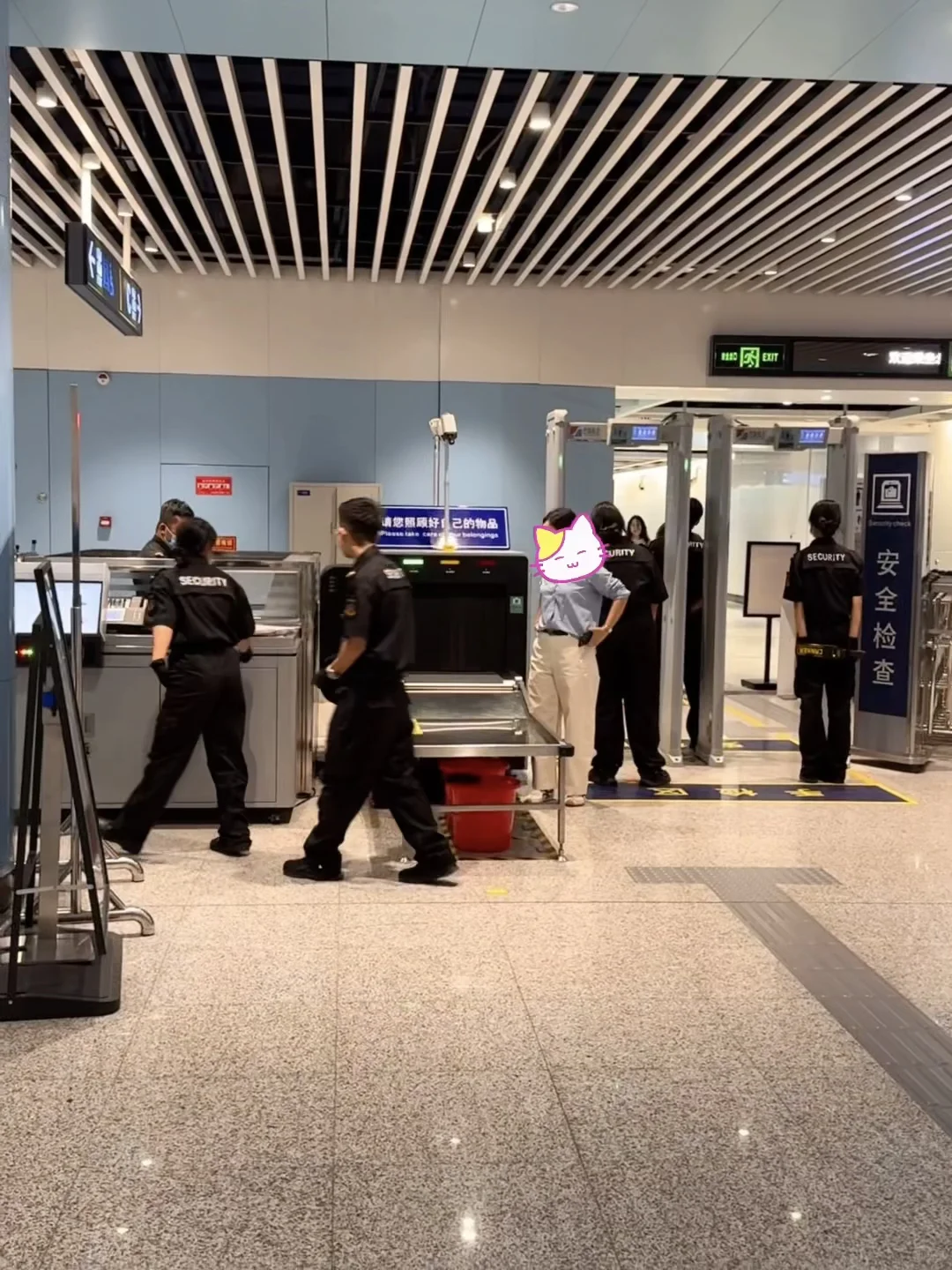 一个入口闸机 6个工作人员