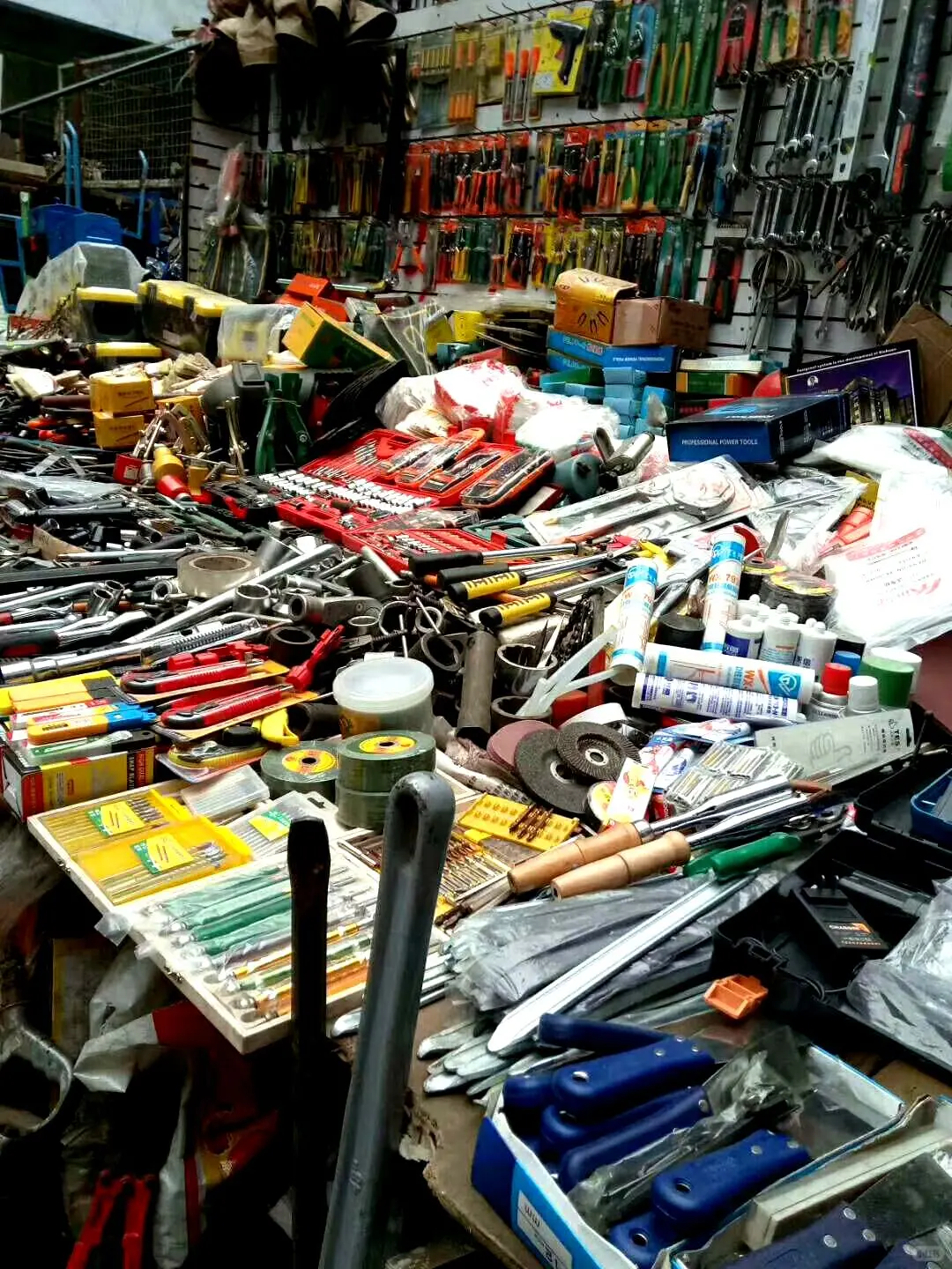 五金工具的批发与零售业务相结合