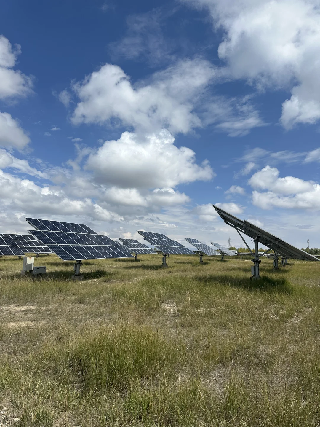 蔚蓝的天空下，光伏闪耀着光！