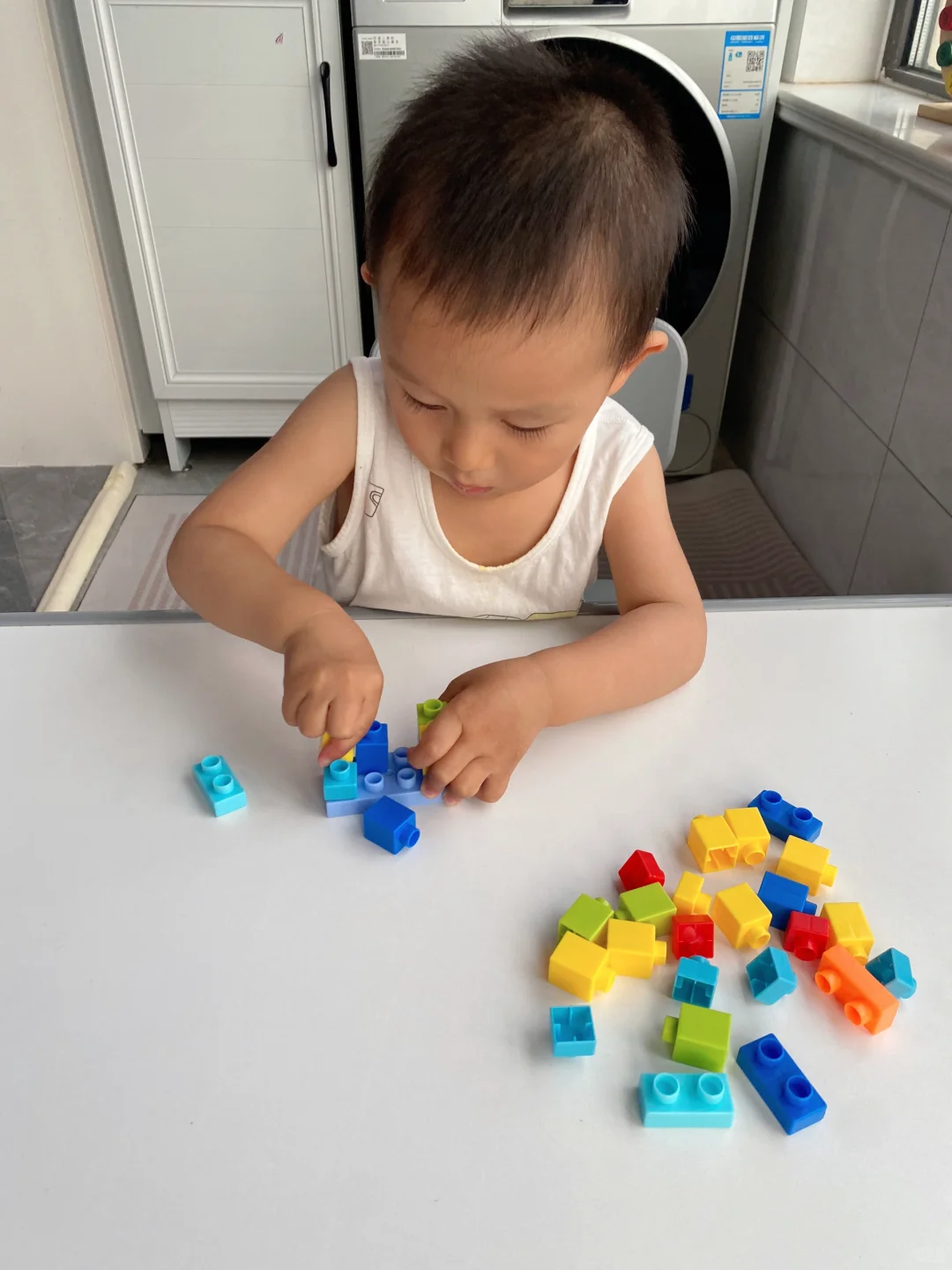 分享｜2岁小孩搭积木 放手让他玩 会有惊喜