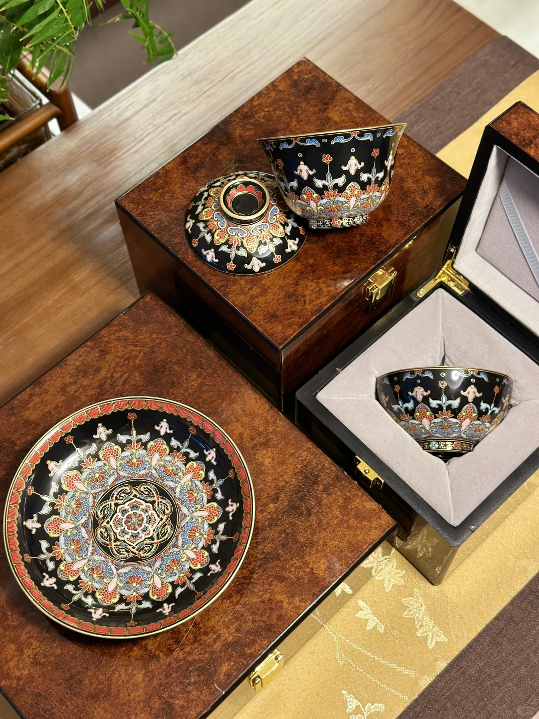 珐琅彩还是这么美✨珐琅彩灵蛇宝相茶器?