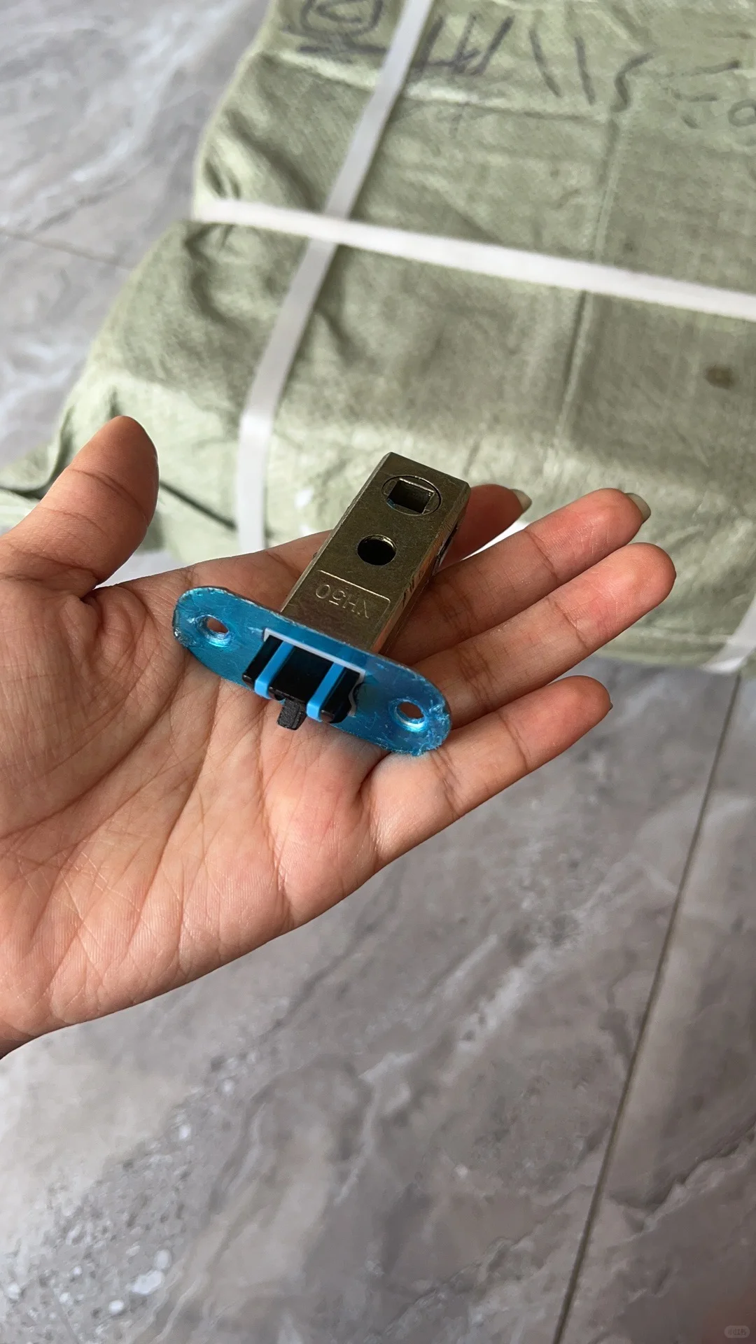 卫生间门磁吸锁体更换机械锁体成功