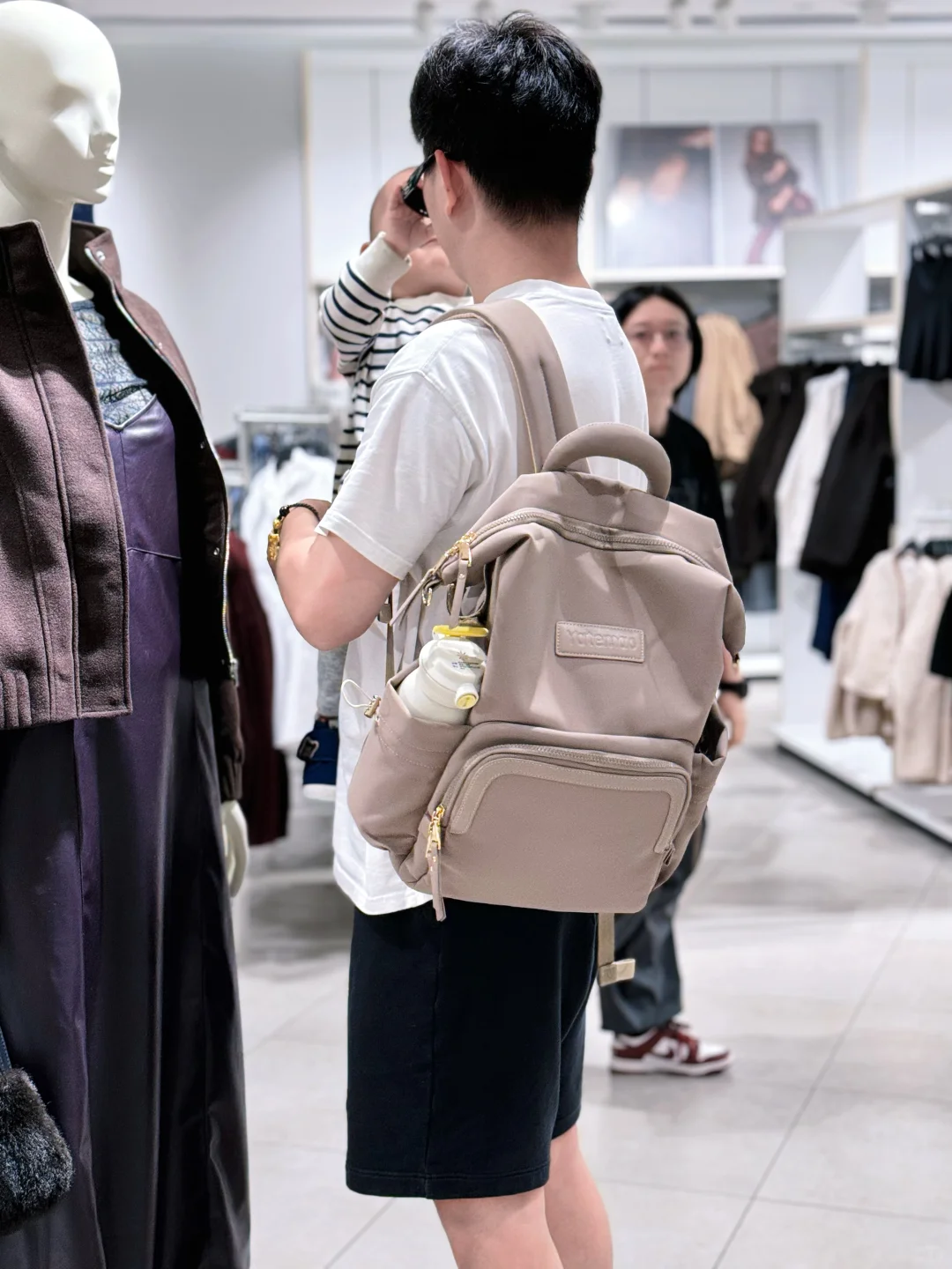 带娃逛街遇“屎”上危机？还好我有这只救命妈