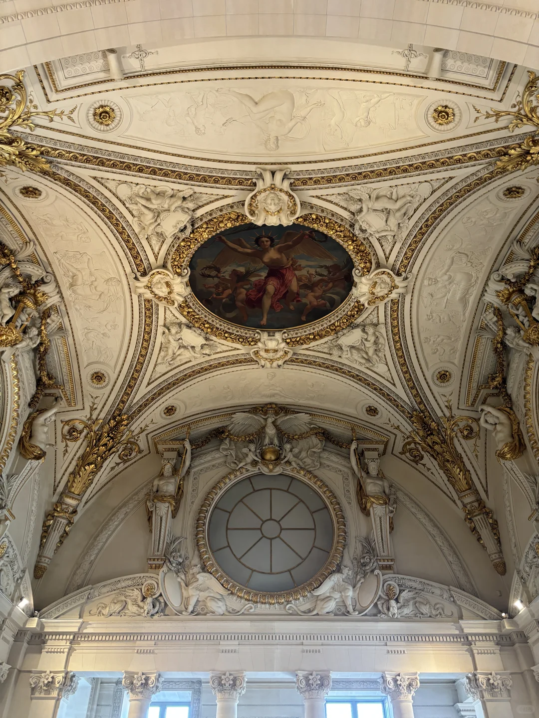 卢浮宫4分钟被盗10亿！普通人去法国怎么防盗