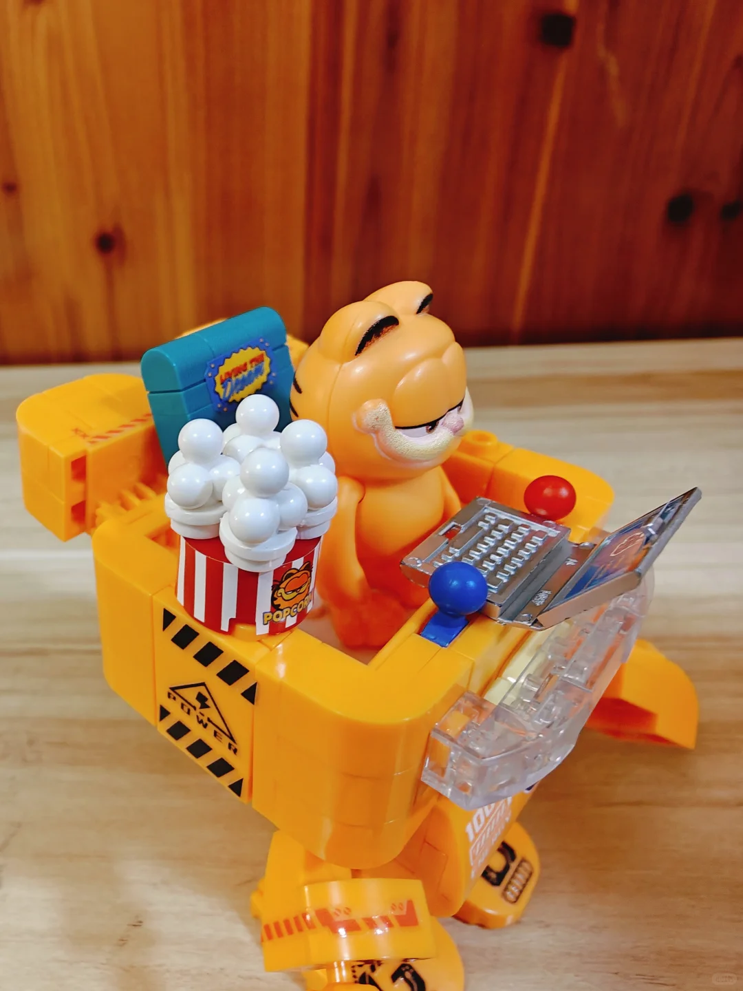 又酷又潮的加菲猫驾驶机甲