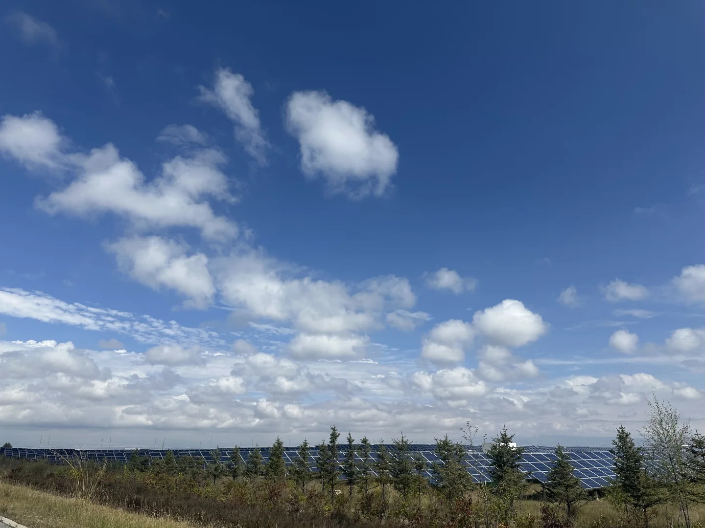 蔚蓝的天空下，光伏闪耀着光！