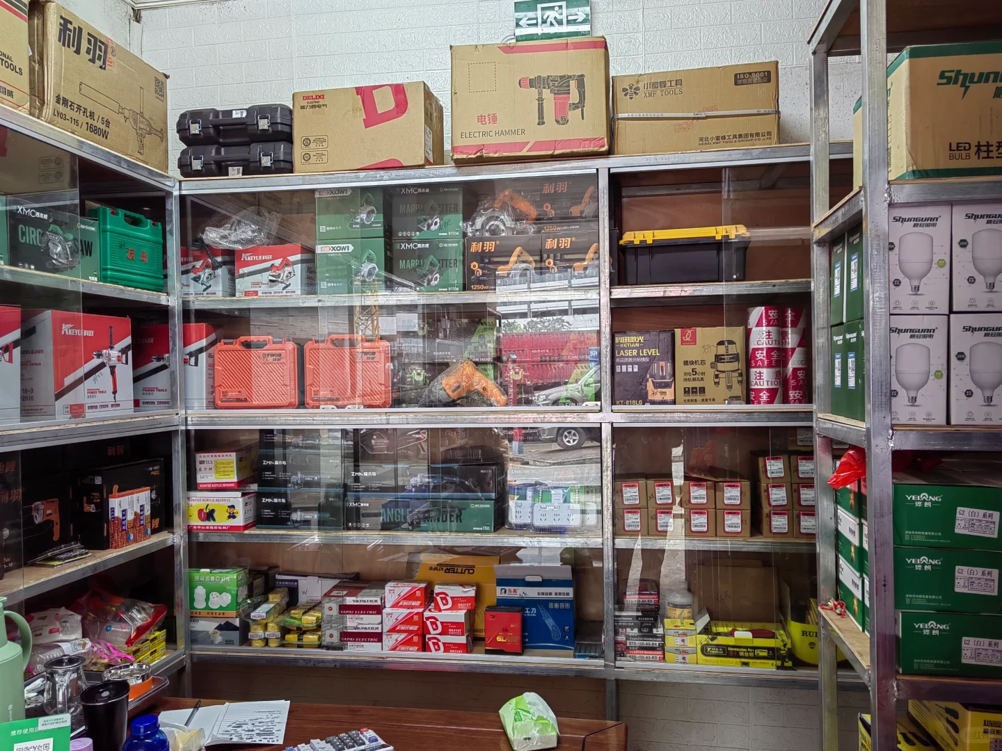 90后夫妻开的一家五金店