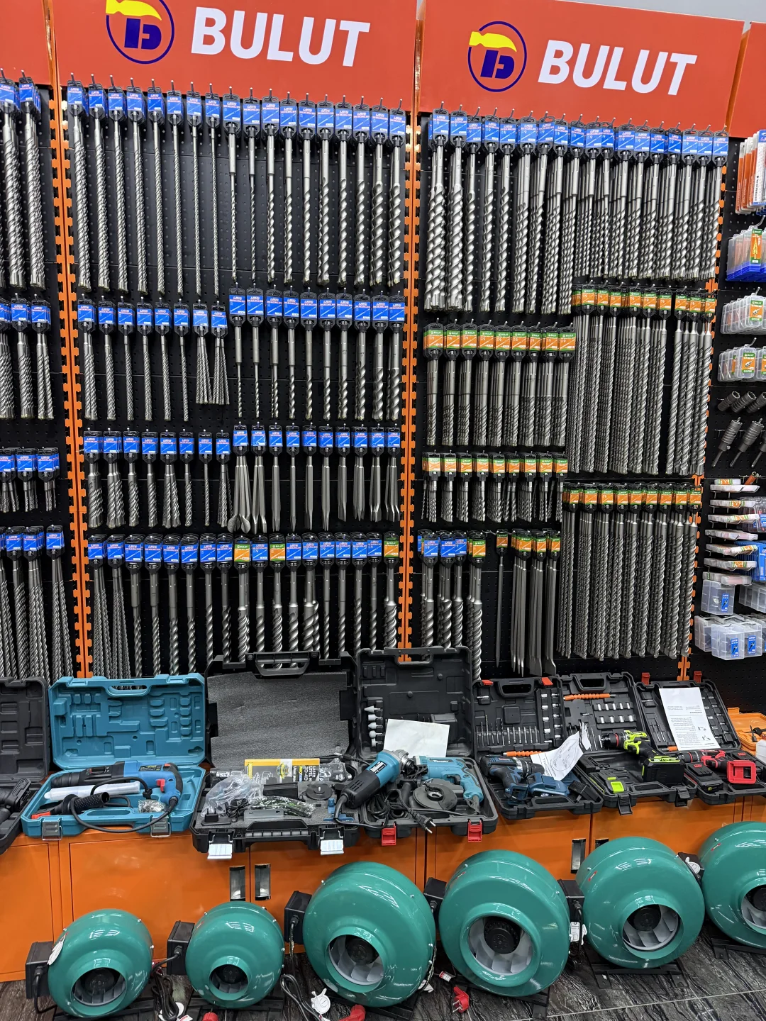 塔什干卖中国装修工具老板娘.