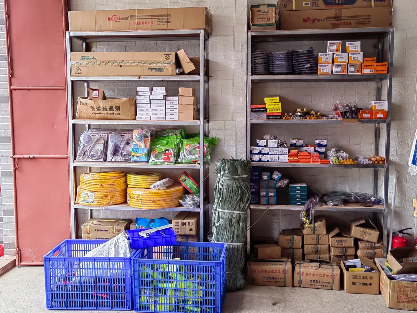 90后夫妻开的一家五金店