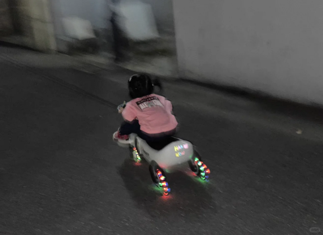 泰酷啦?，闪光轮的扭扭车真是泰酷啦