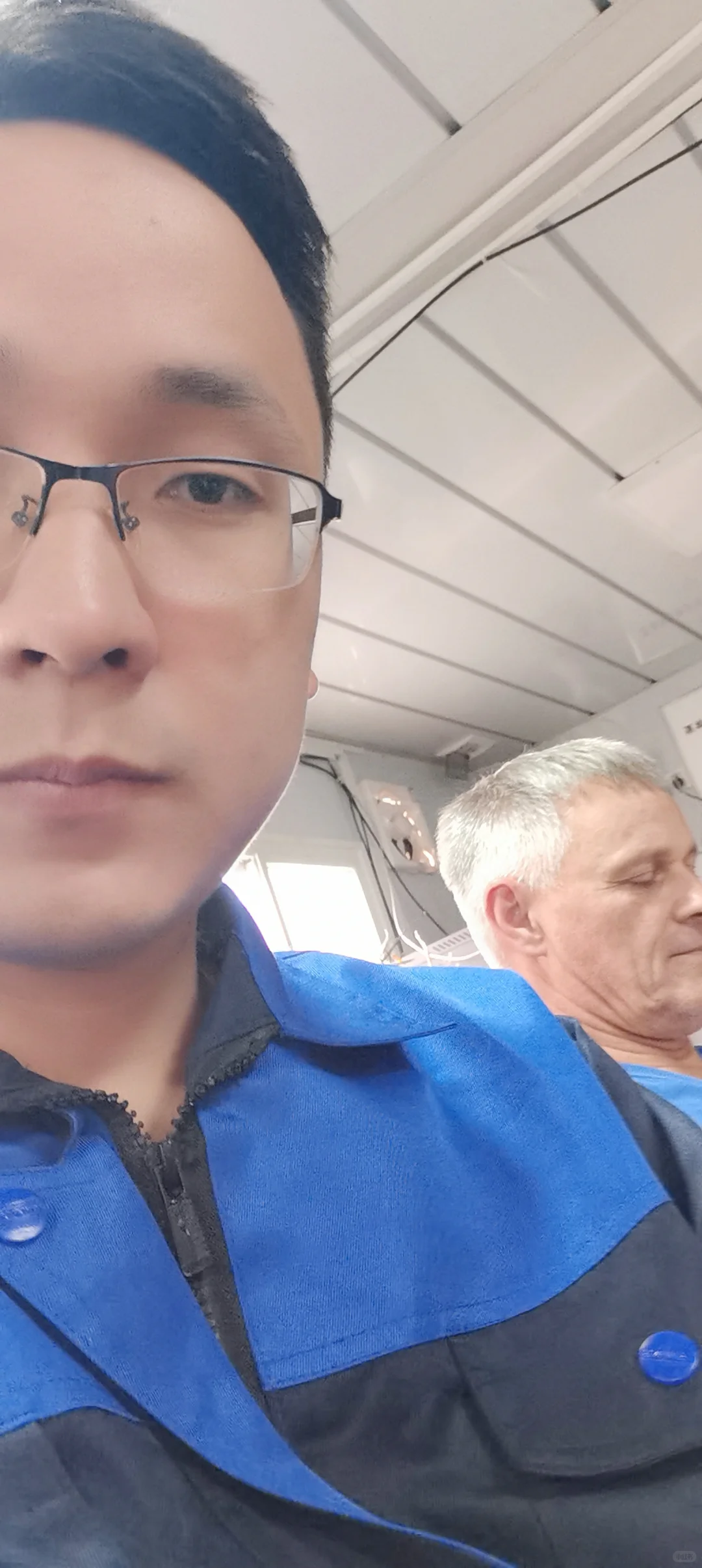 陪同工程师安装钢铁厂设备