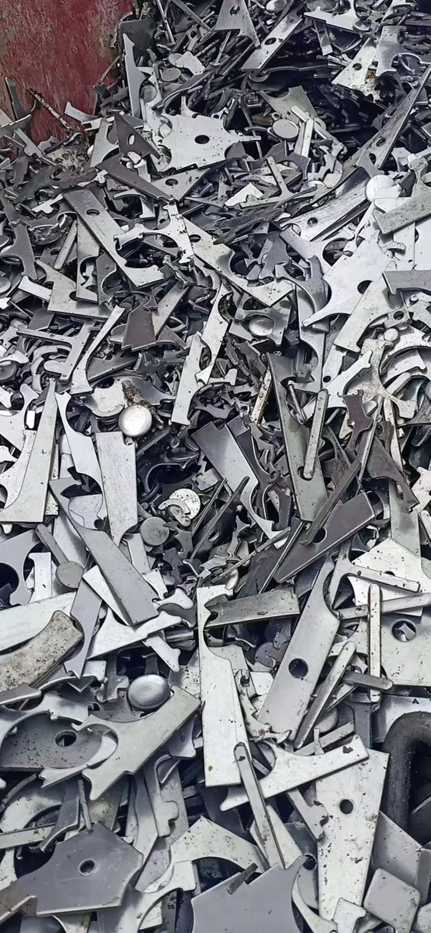 大量回收各类废钢废不锈钢圆片利用料，价高